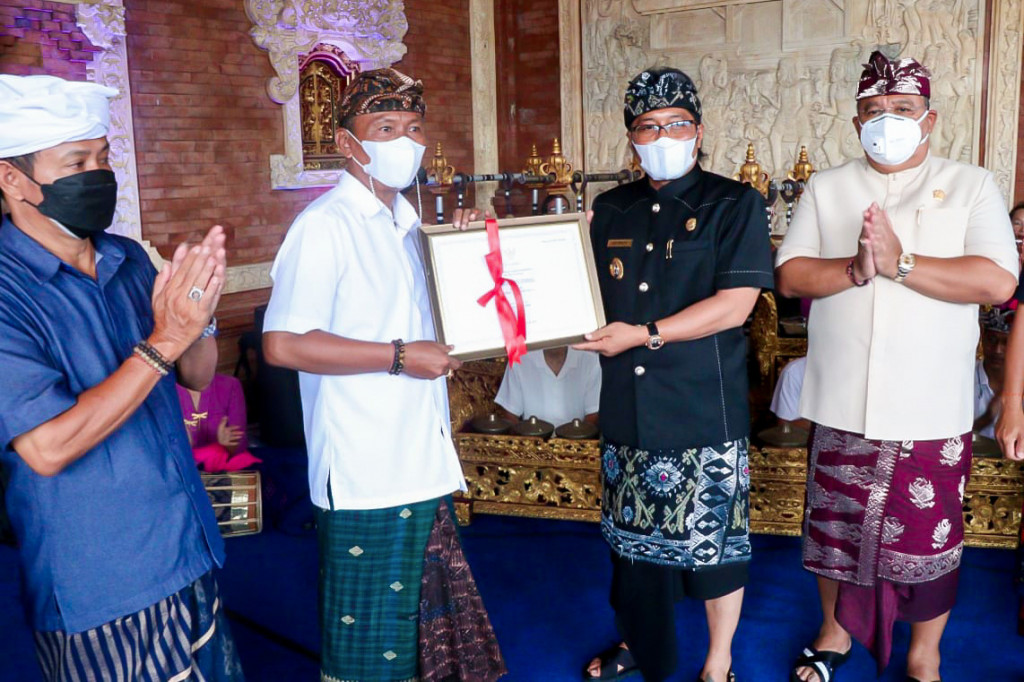 Bupati Giri Prasta Serahkan Sertifikat WBTB Untuk Desa Adat Kapal dan Desa Adat Jimbaran